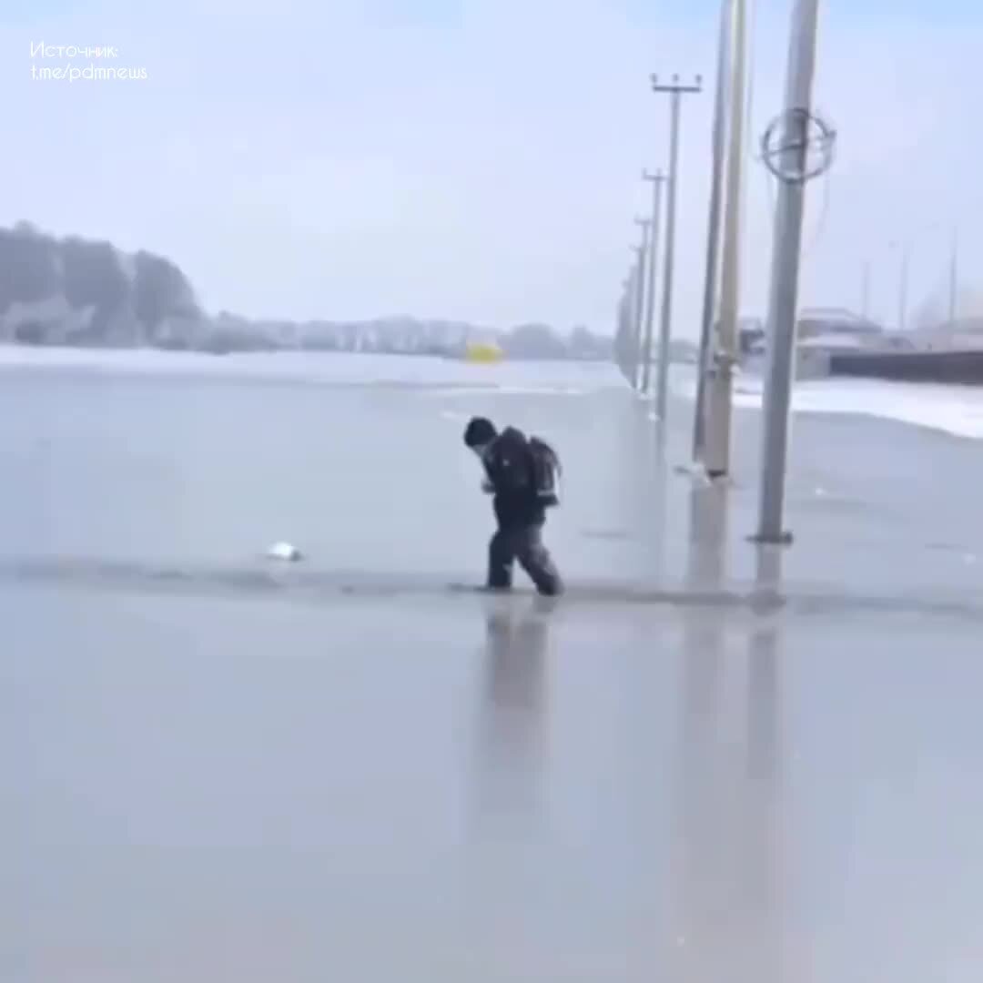 Нам каждый ребенок дорог. Счастливые дети идут по дороге. Радостные мгновения. Нам каждый ребенок дорог. Жизненная дорога.