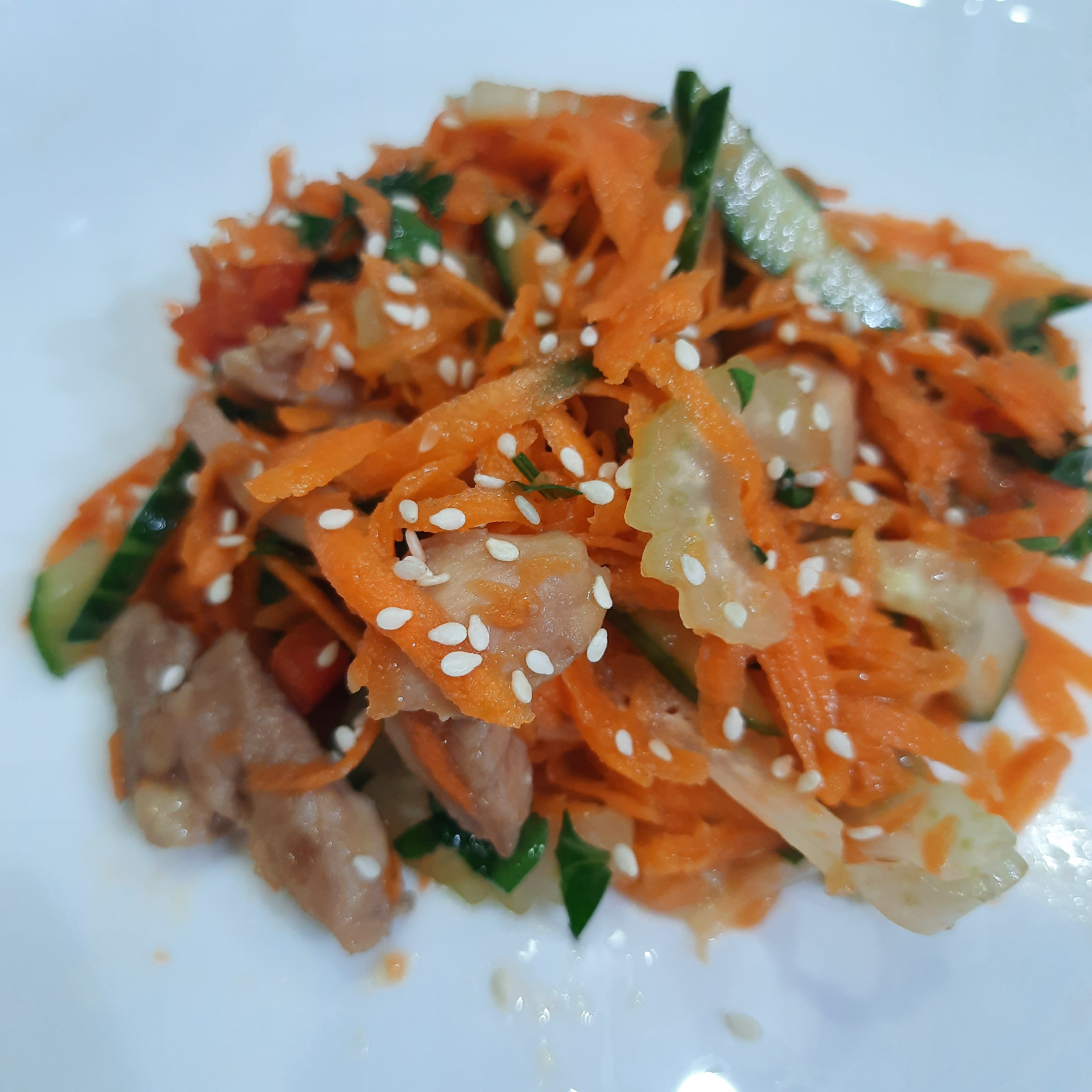 салат с копчёной курицей и корейской морковью. салат с корейской морковкой. салат морковь сыр куриное филе. салат морковь с сыром. салат с корейской морковью и курицей.