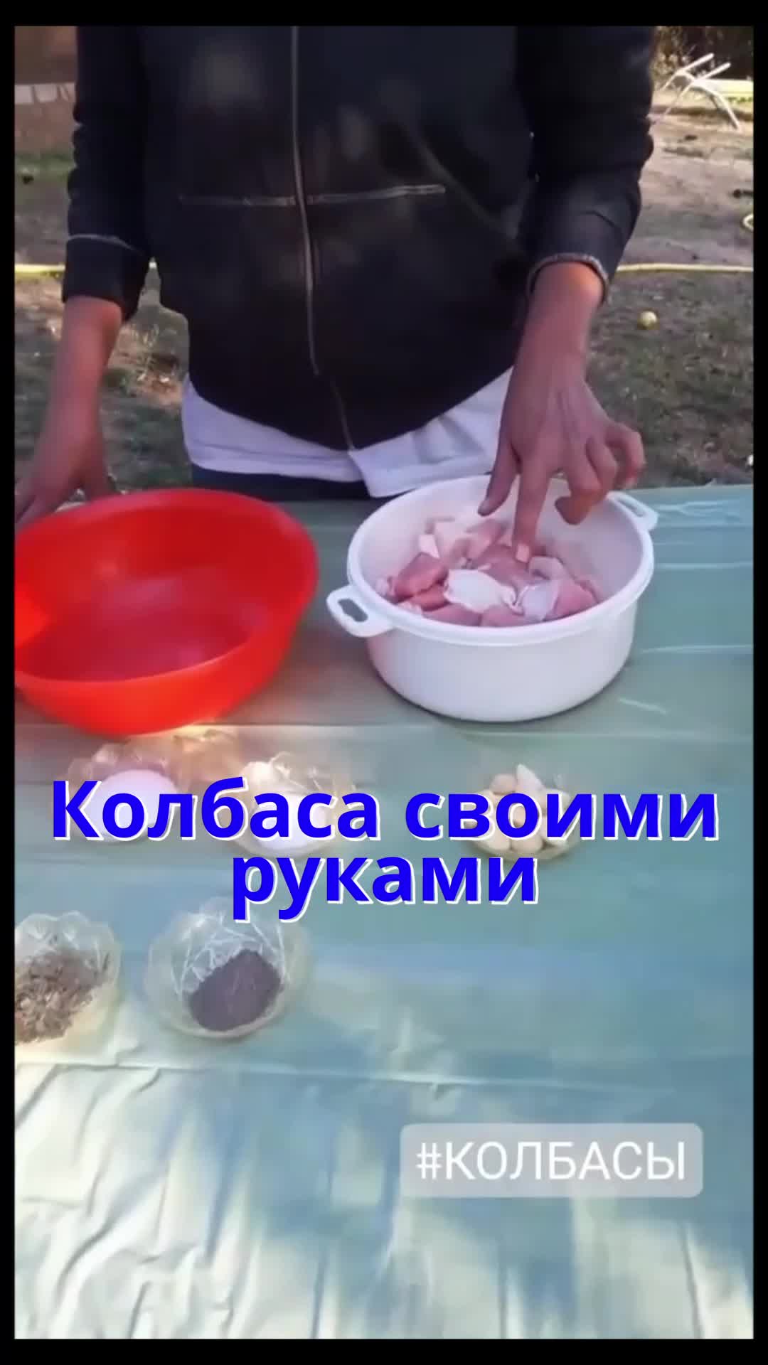 Колбаски домашние. Сколько готовить домашнюю колбасу. Готовка колбасы варка. Кастрюля для колбасы. Домашняя колбаса из крови в кишках.