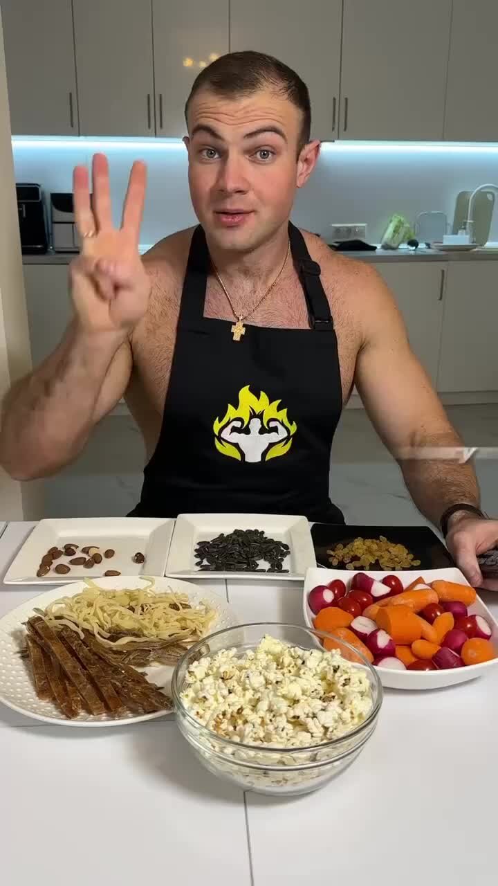 ленивая пицца на сковороде. вкусный ужин на скорую руку. пицца из кабачков. журнал 25 золотых рецептов. вкусные блюда за 5 минут.