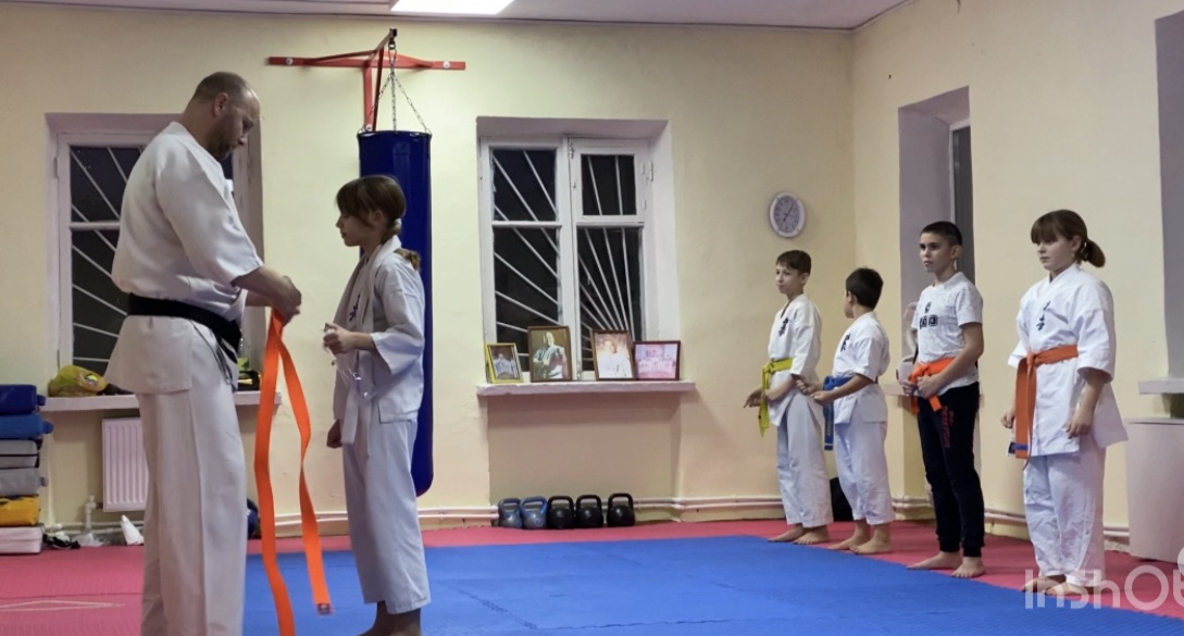 Каратэ. Экзамен на пояс по каратэ. Каратэ экзамен. Экзамен по каратэ же на жёлтый поя. Ката на оранжевый пояс киокушинкай.