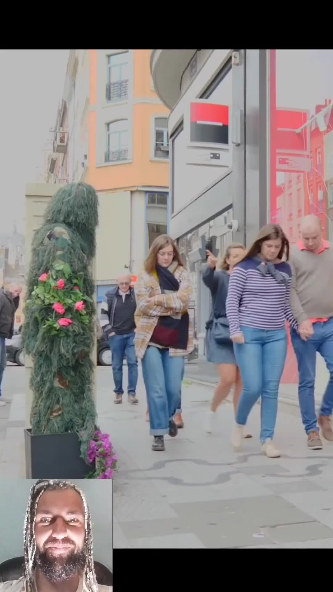 играть на улице перевод. дети играют на улице картинки. дети на детской площадке. дети играющие во дворе. прогулки на свежем воздухе для детей.