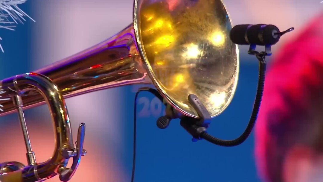 новогоднее шоу уральские пельмени. уральские пельмени участники. зрители на шоу уральские пельмени. участники уральских пельменей 2021. новогоднее шоу уральских пельменей 2023 года.