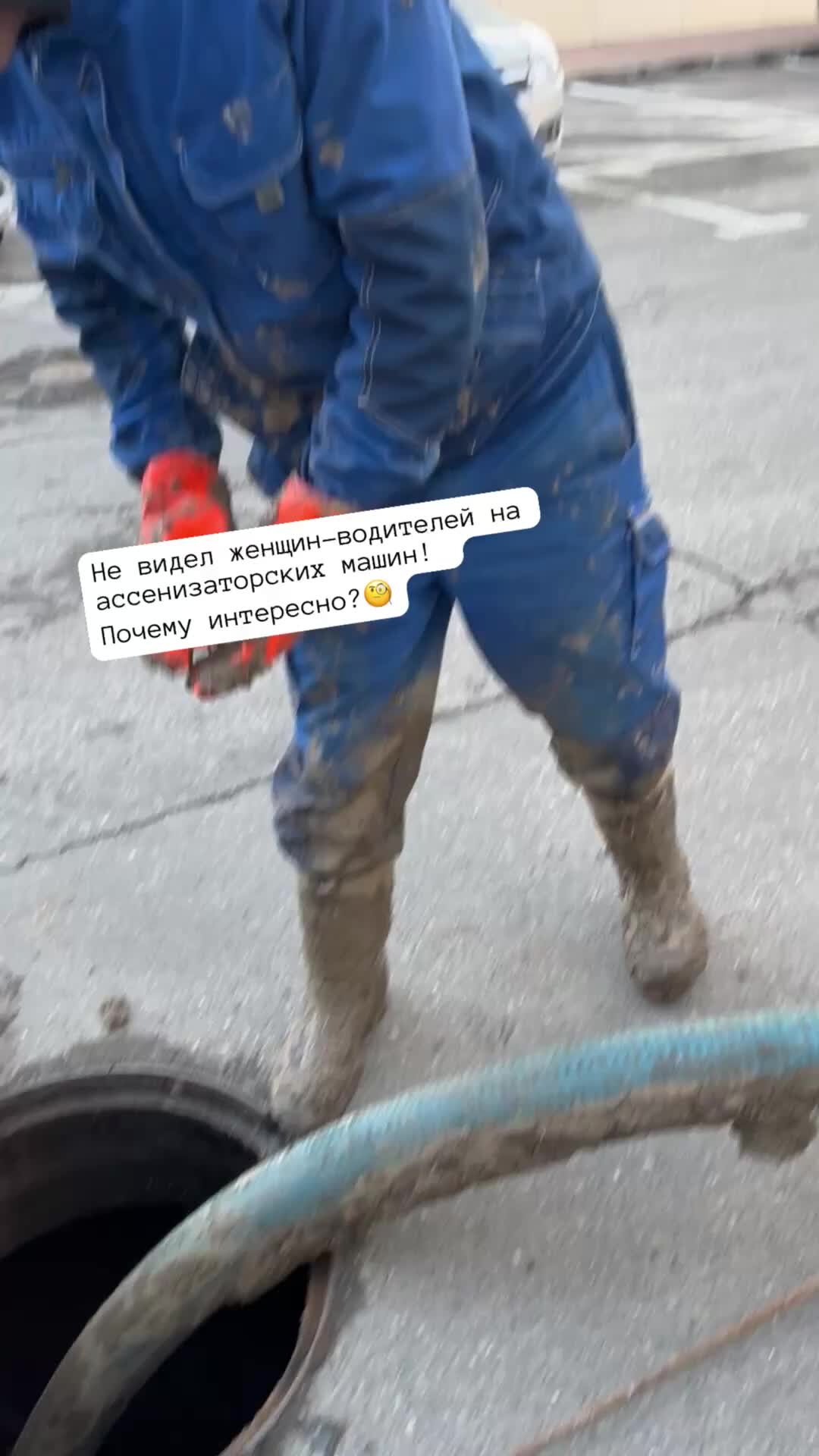 Туфли под столом. Ногами работает видео. Ногами работает видео. Туфли под столом в офисе. Ногами работает видео.