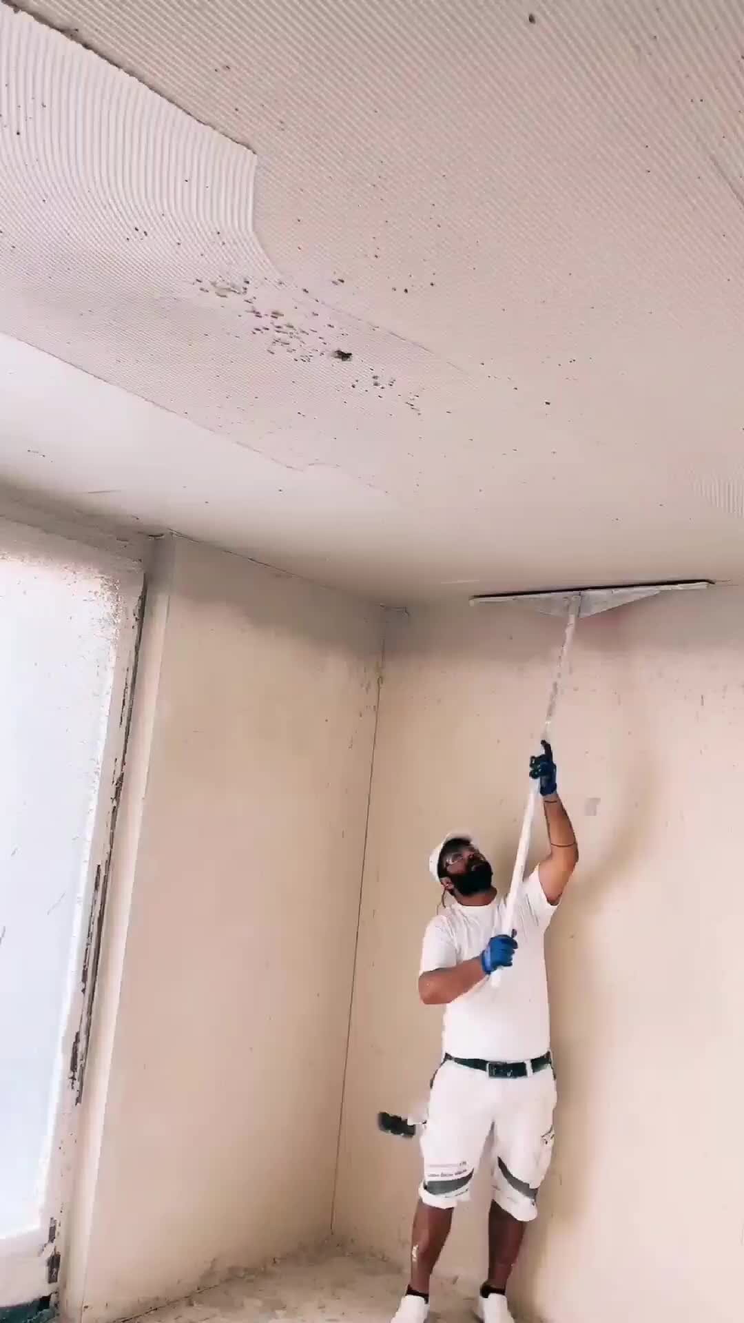 Как самостоятельно выполнить штукатурку потолка