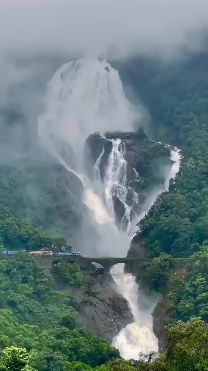 водопад в индии дудхсагар