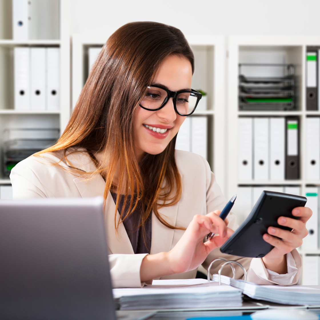 Ассистент. Библиотекарь. Ассистент 1. Женщина сидит в офисе. Ассистент 1.