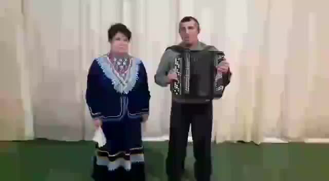 девушка с пластинкой. стихотворения для души короткие. фотосессия с виниловыми пластинками. одинокая гармонь текст песни. и замирает песня жницы.