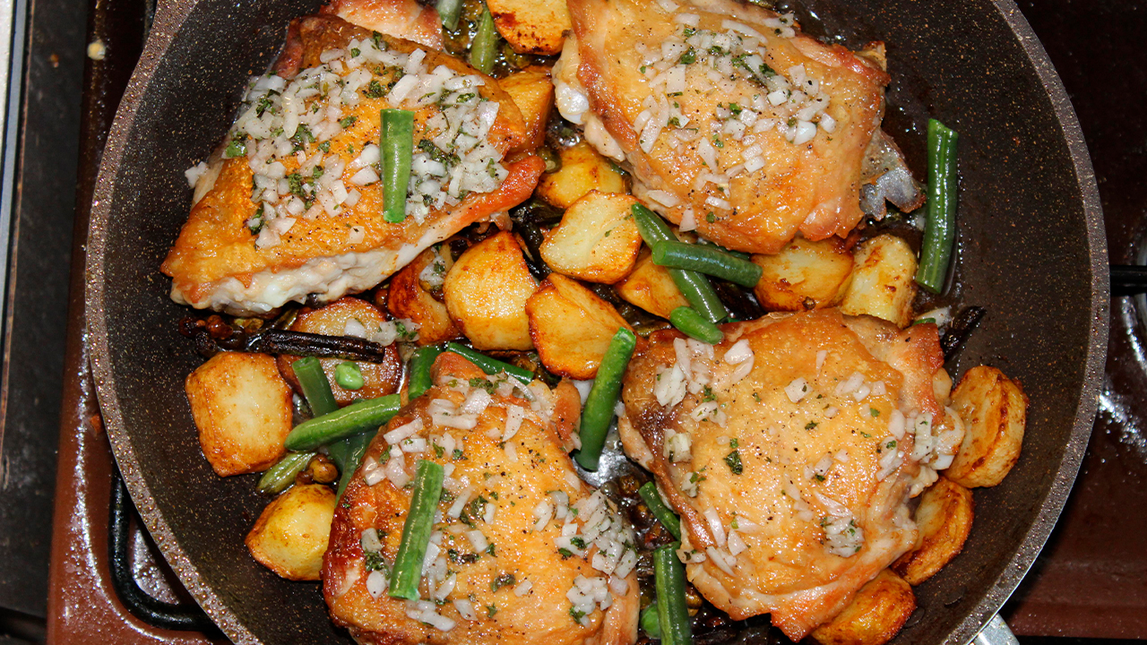 Куриные бедра в духовке время приготовления. Куриные бедра в духовке время приготовления. Куриные бедрышки запеченные. Время приготовления курочки в духовке. Куриные бедра в пиве в духовке.