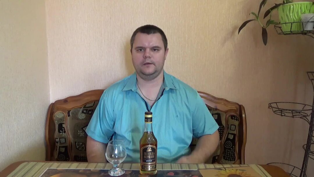 парень на природе со спины. я стоял на вершине пологого холма передо мною пестрела спелая рожь. человек на вершине.