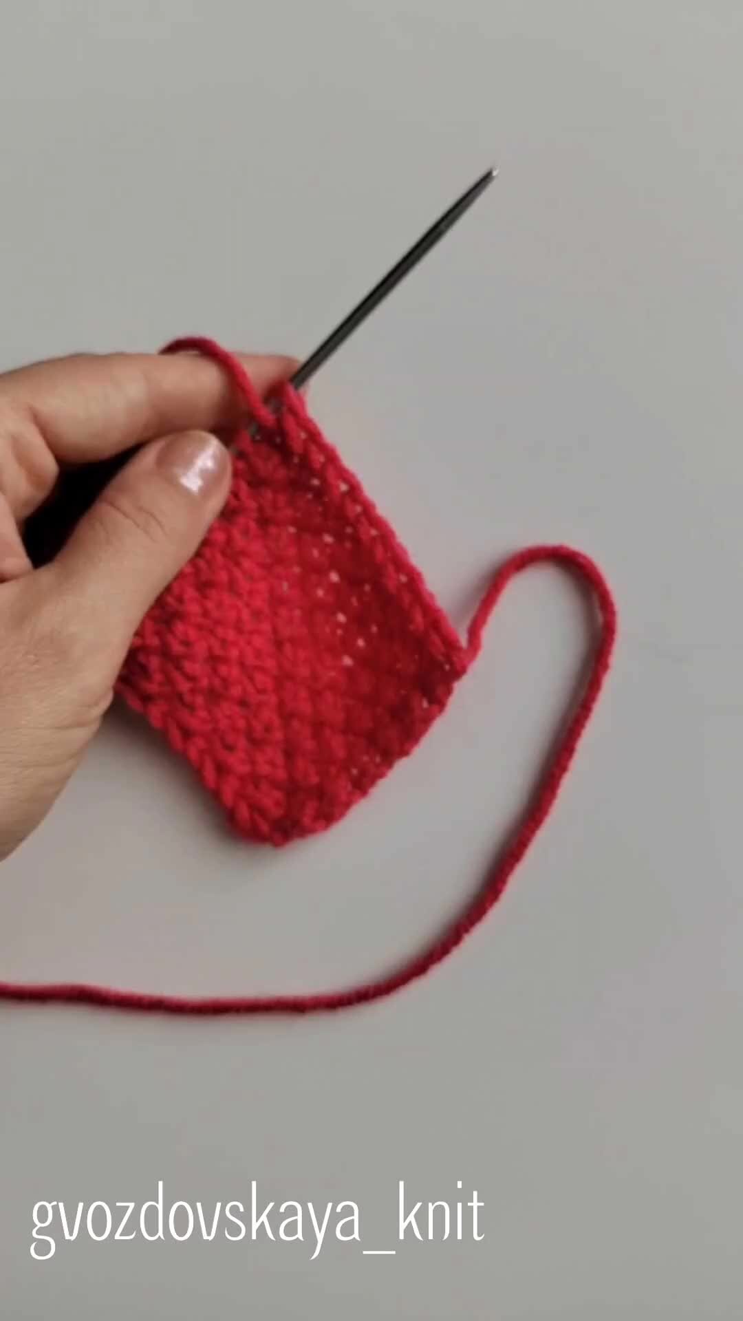 Дети на уроке. Ребенок списывает. Игры в школе на уроке. Ученики в классе со спины. На уроке с конца ряда передается.