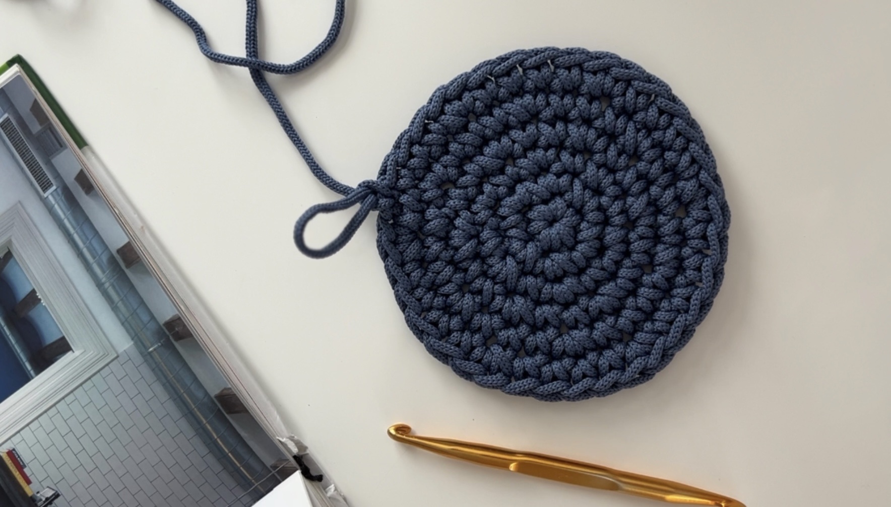 Как закончить вязание крючком по кругу. Круг столбиками без накида для начинающих. Круговые ряды крючком. Соединительные петли крючком по кругу. Как закончить вязание крючком по кругу.