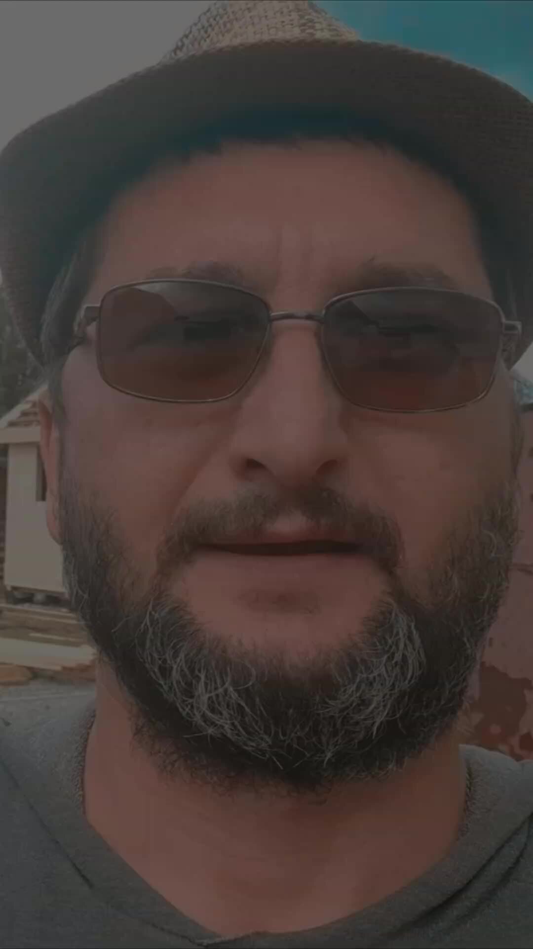 Дачник отправился из дома. Дачник отправился из дома. Дачник отправился из дома. Садовник и цветы. Дачник отправился из дома.