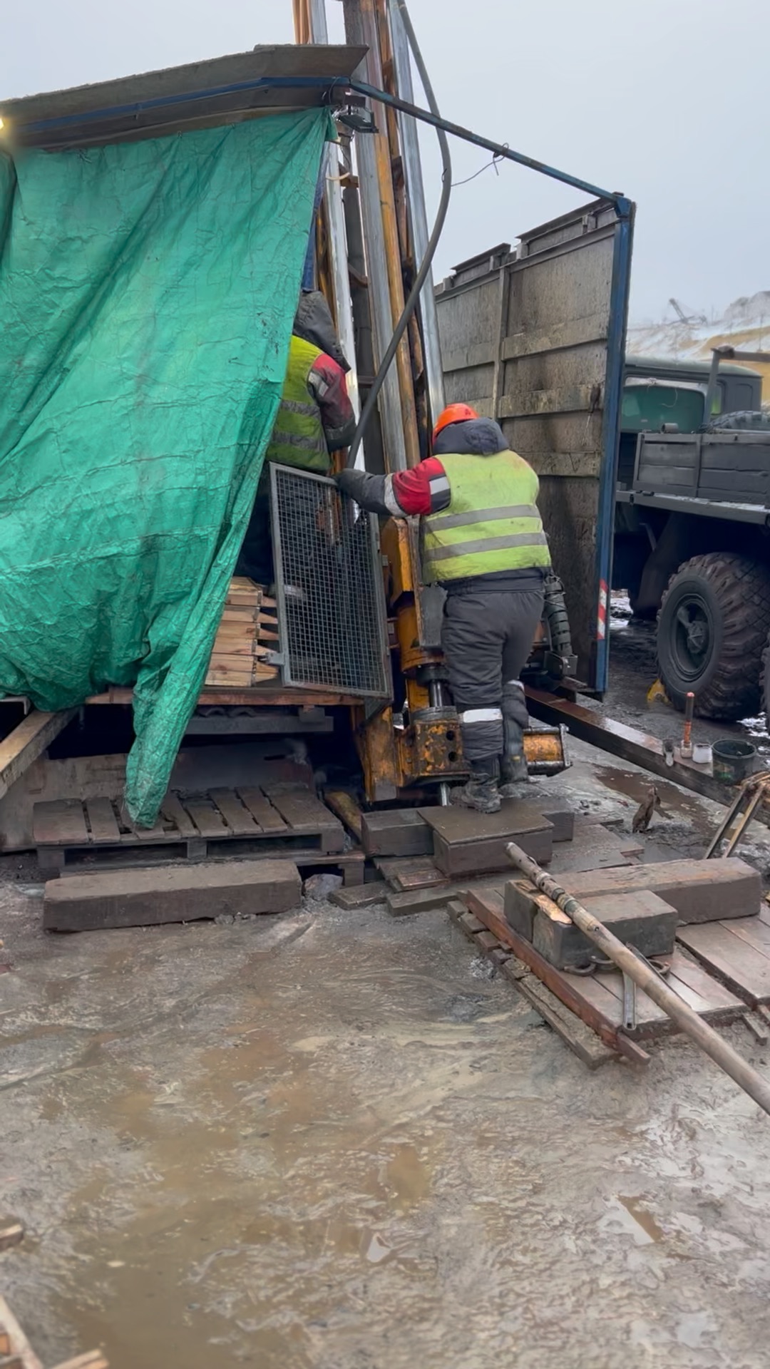 повар за работой. кухонный рабочий в столовую. 3 повара. рабочее место повара. кухня предприятия общественного питания.