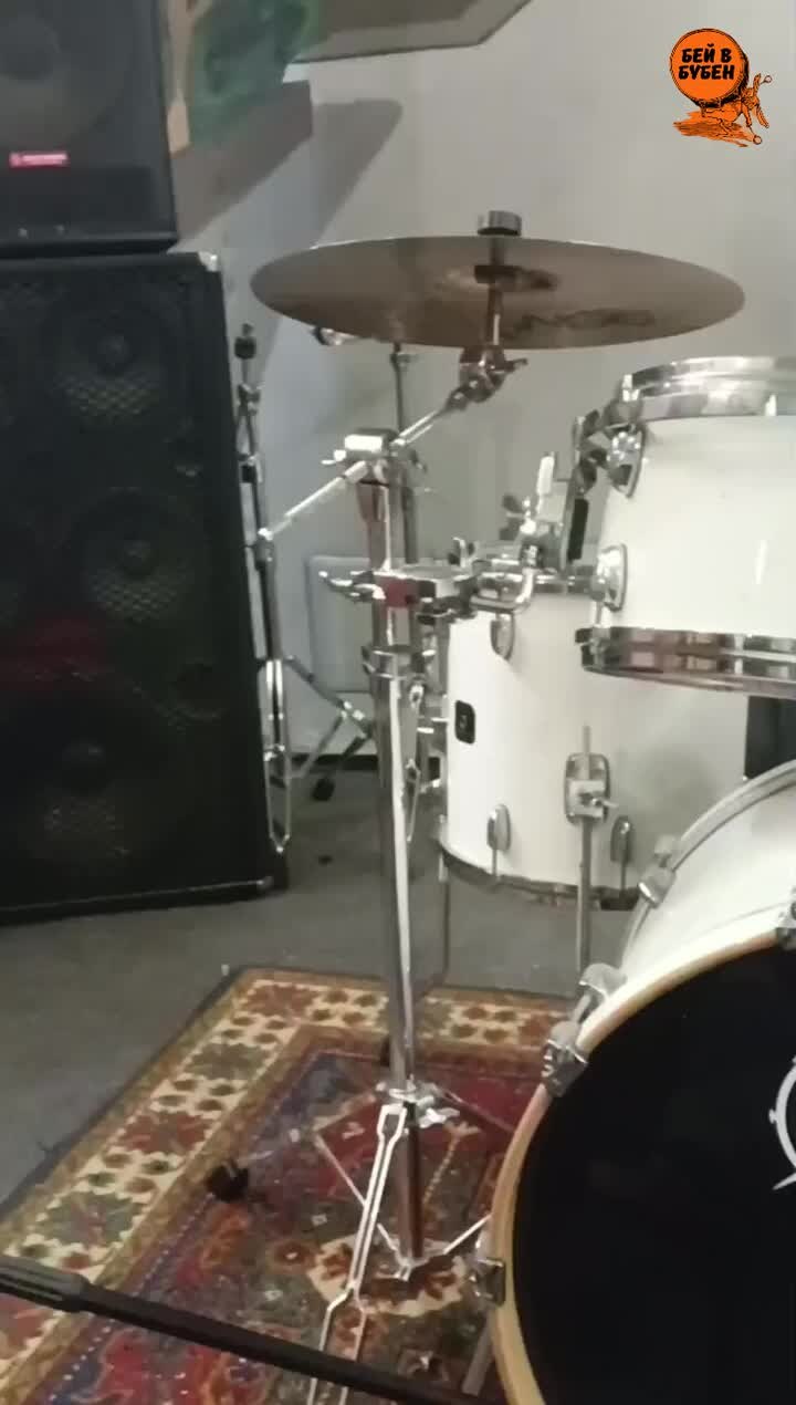 Бубен коренных народов севера. Танцы с бубнами. Дать в бубен. Бейте в бубен. Шаманка с бубном.