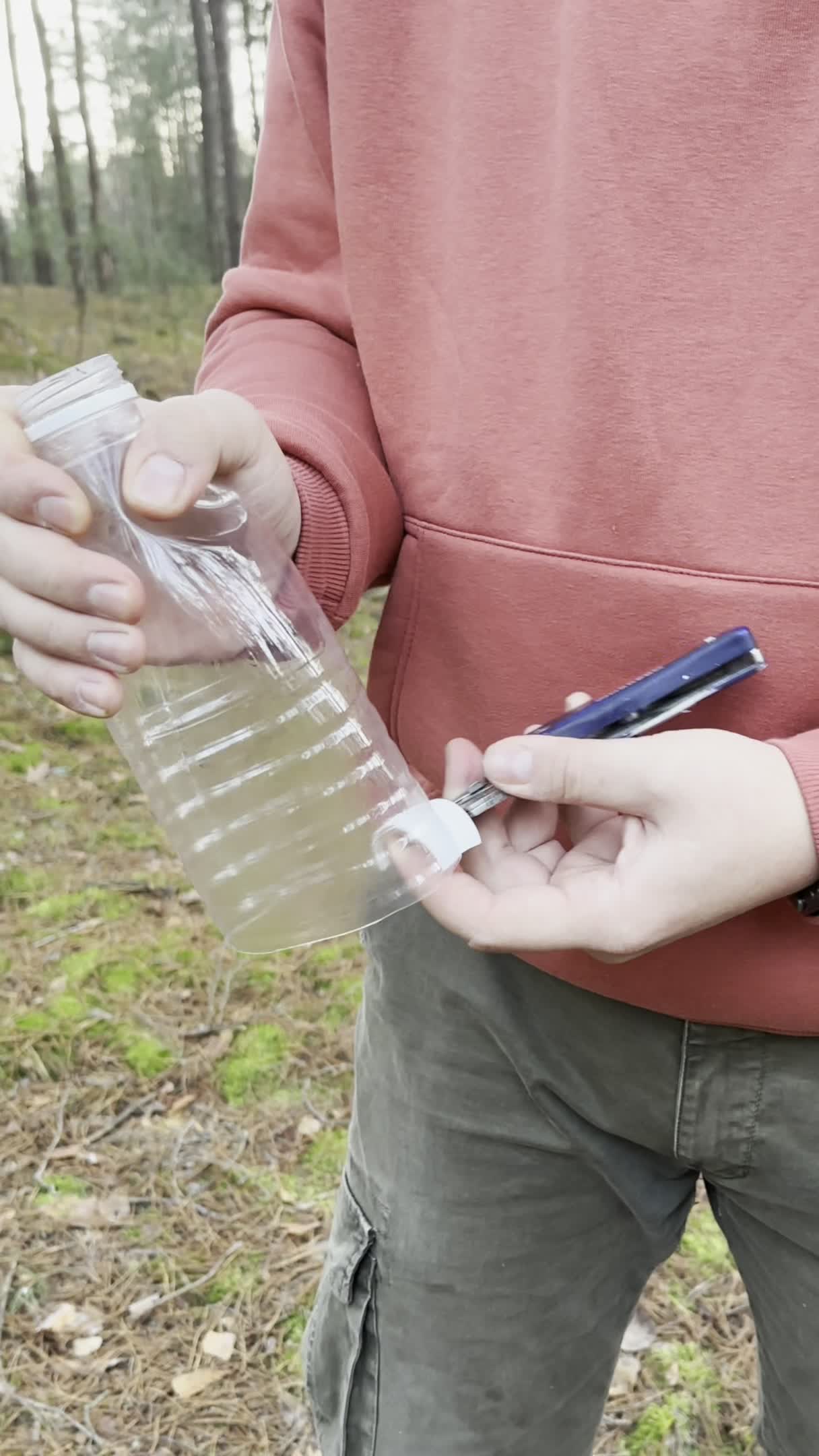 Цветные пластиковые бутылки. Вырезание из пластиковых бутылок. Труба из пластиковых бутылок. Пластмассовая бутылка для курения. Нить из пэт бутылки.