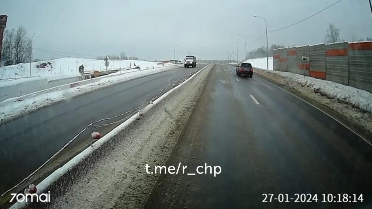 у окна. кричит из окна. соседи под моими окнами. заглядывает в окно. девушка в окне сериал нетфликс.