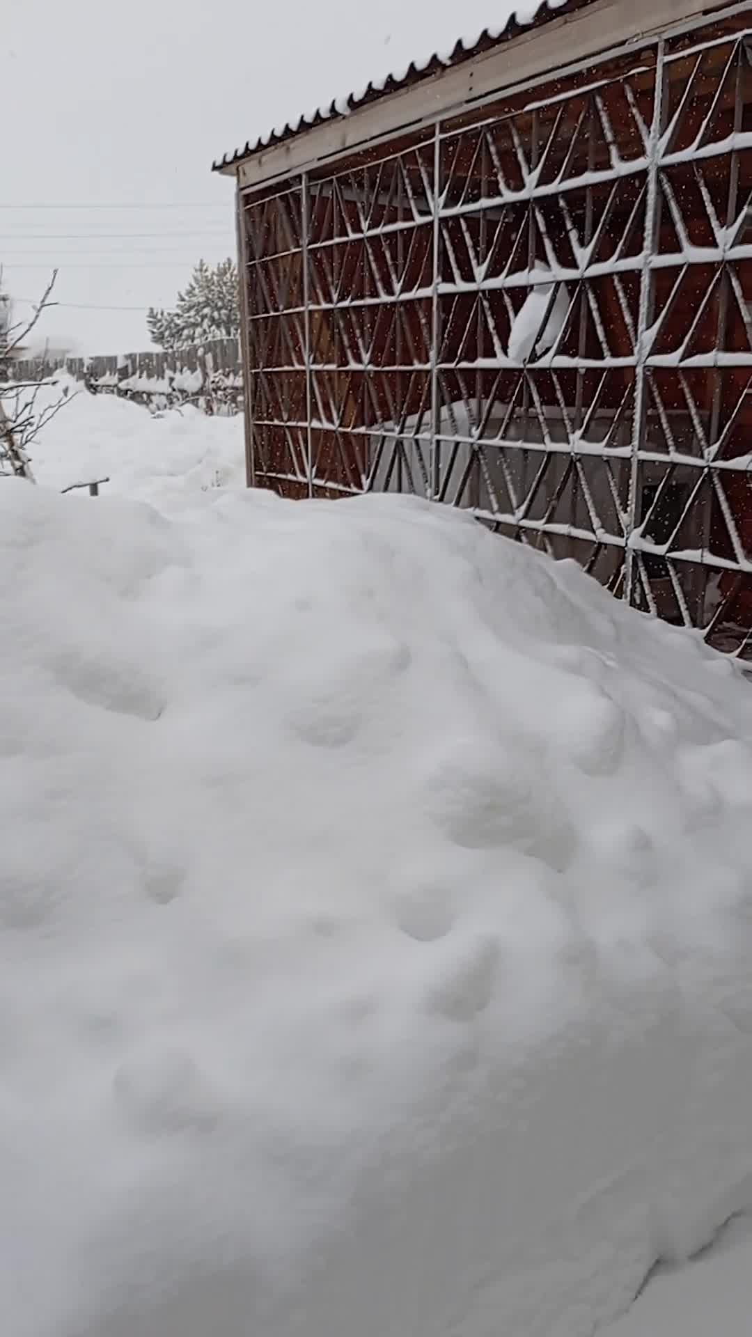 дорожная разметка зимой. занесенная снегом разметка. наледь, колея на дороге. дорожная разметка зимой. штрафы за разметку если она под снегом.