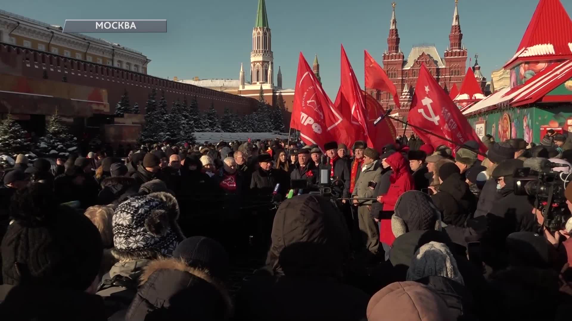 Стоят на мавзолее