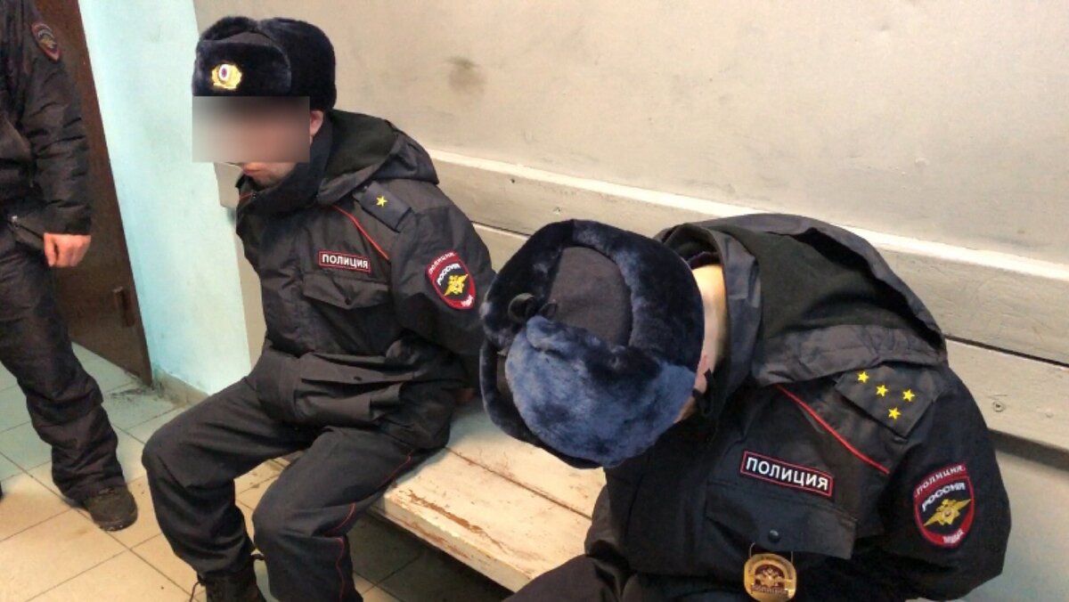 Уголовное дело против сладкова. Закладчики в форме полицейских. Сотрудник полиции. Полицейский задерживает преступника.