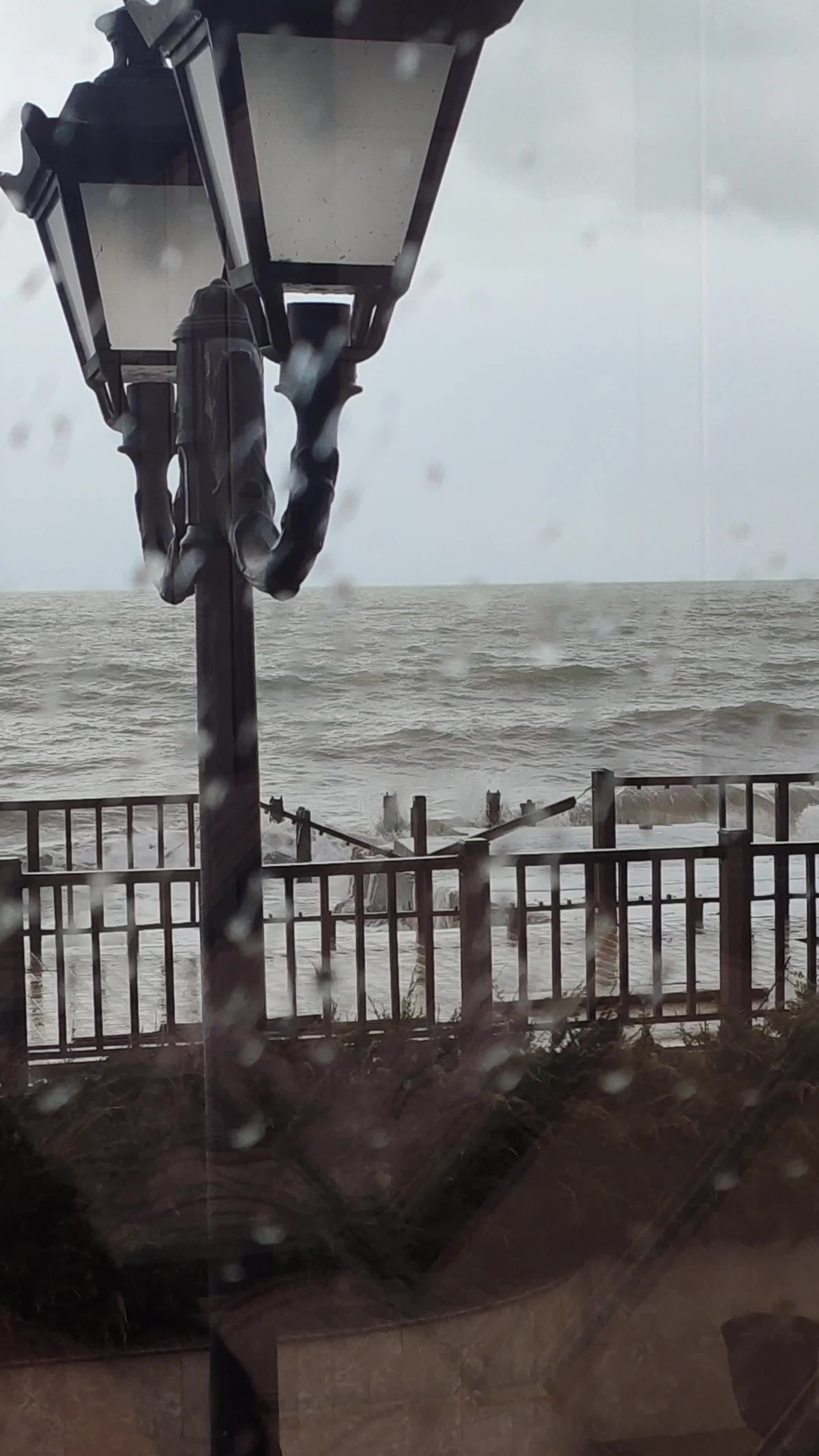 дождь за окном. дождь картинки. дождь за окном. москва дождь из окна. сателлит за окном сегодня дождь.