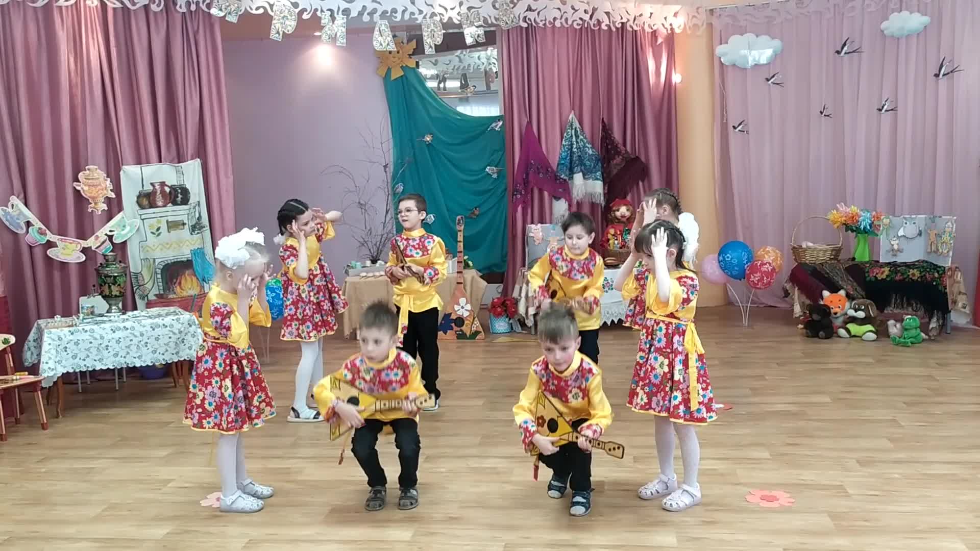 Танец в парах в детском саду. Танцы в садике. Дети танцуют мультяшные. Танец в парах в детском саду. Танец в парах в детском саду.