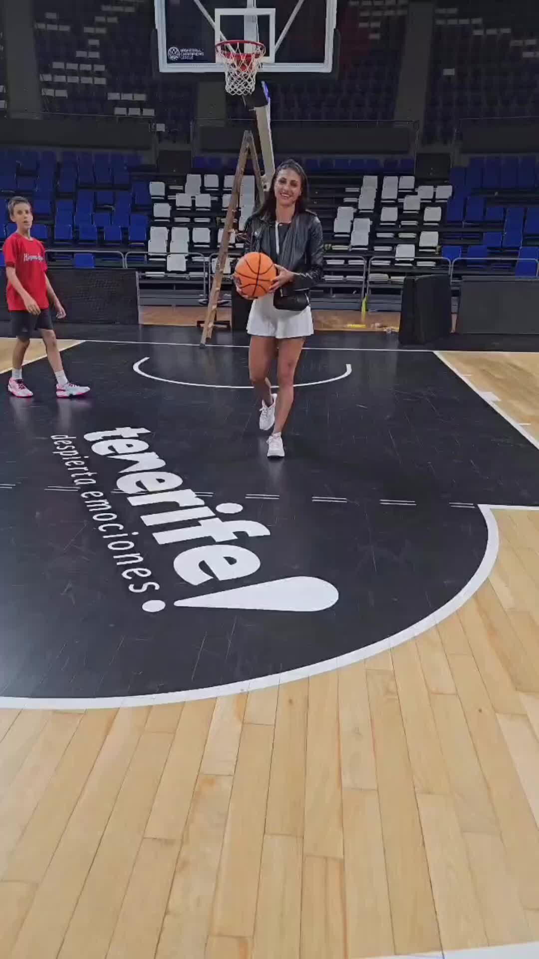 Спорт-Экспресс | Попала в кольцо, стоя спиной к нему 🏀 | Дзен