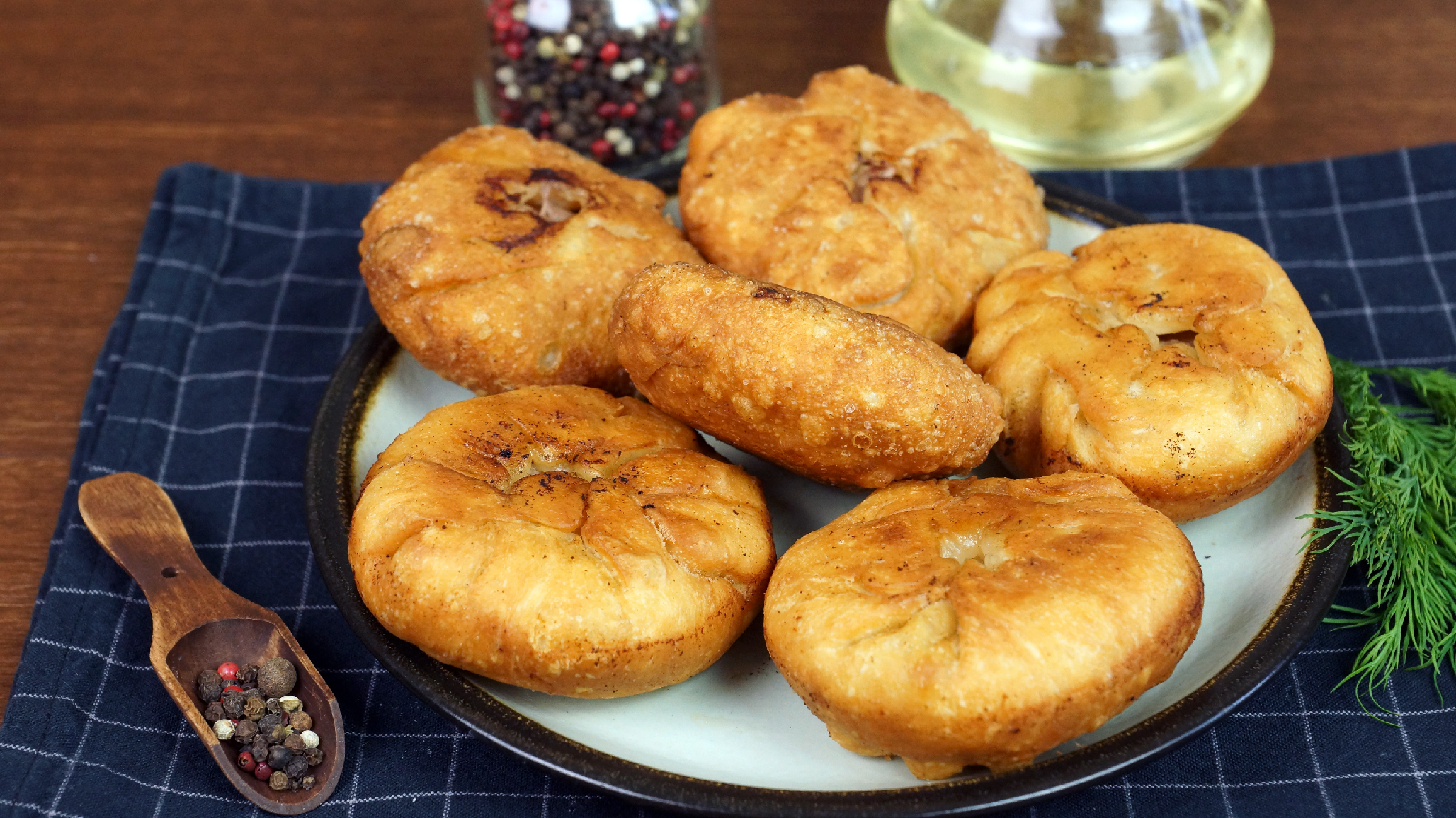 Беляши с сухими дрожжами мясом на сковороде. Хошан. Хошан уйгурский. Беляши "Хошан". Беляши с мясом.