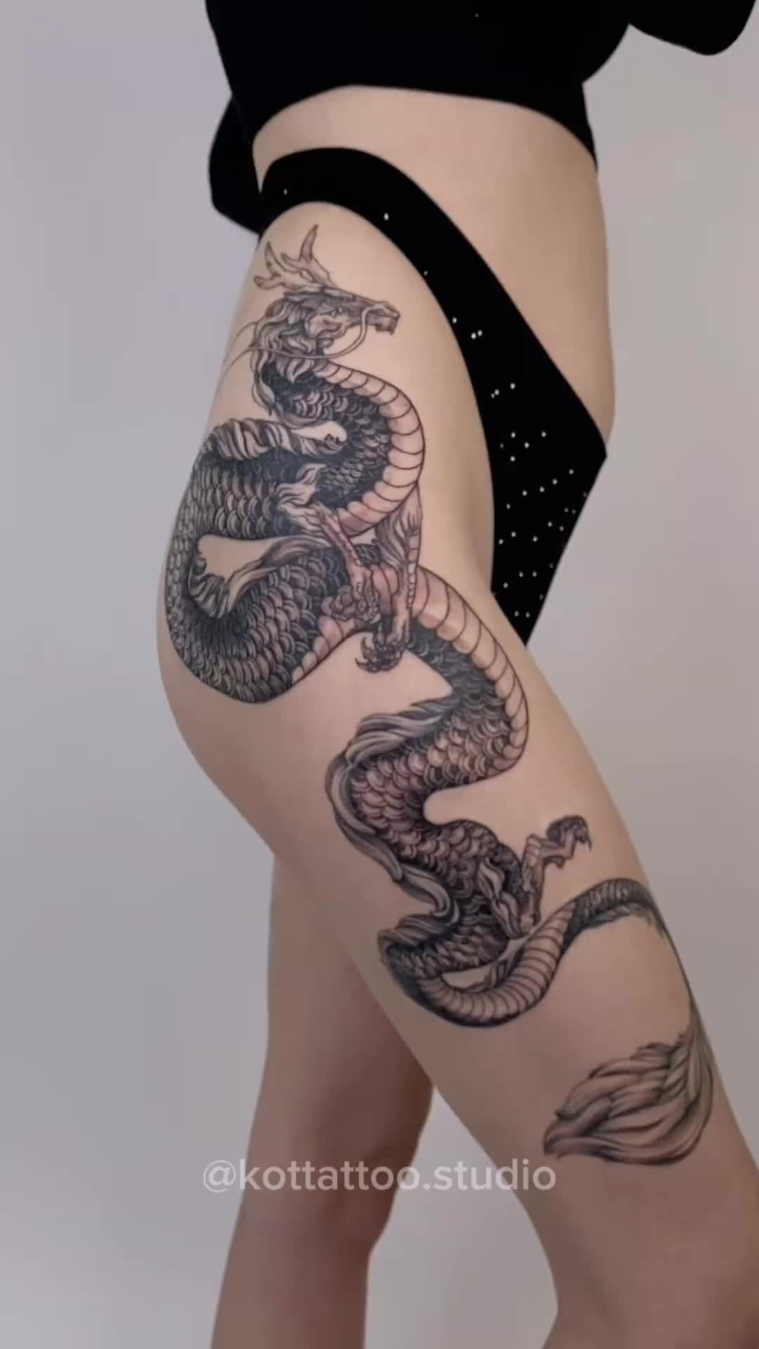 КОТ TATTOO STUDIO | Тату на бедре для девушки - реалистичный дракон.  Красивая и стильная татуировка в графике от мастера Kot Tattoo Studio | Дзен