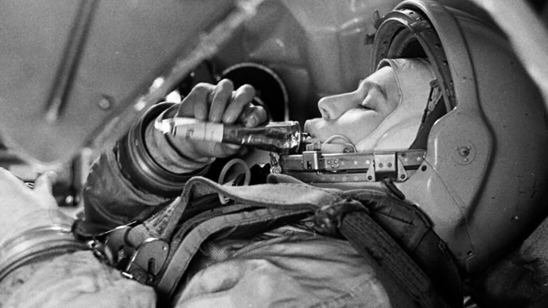 Первым космонавтом является. Первым космонавтом является. Первым космонавтом является. Шепард космонавт. Космонавт для презентации.