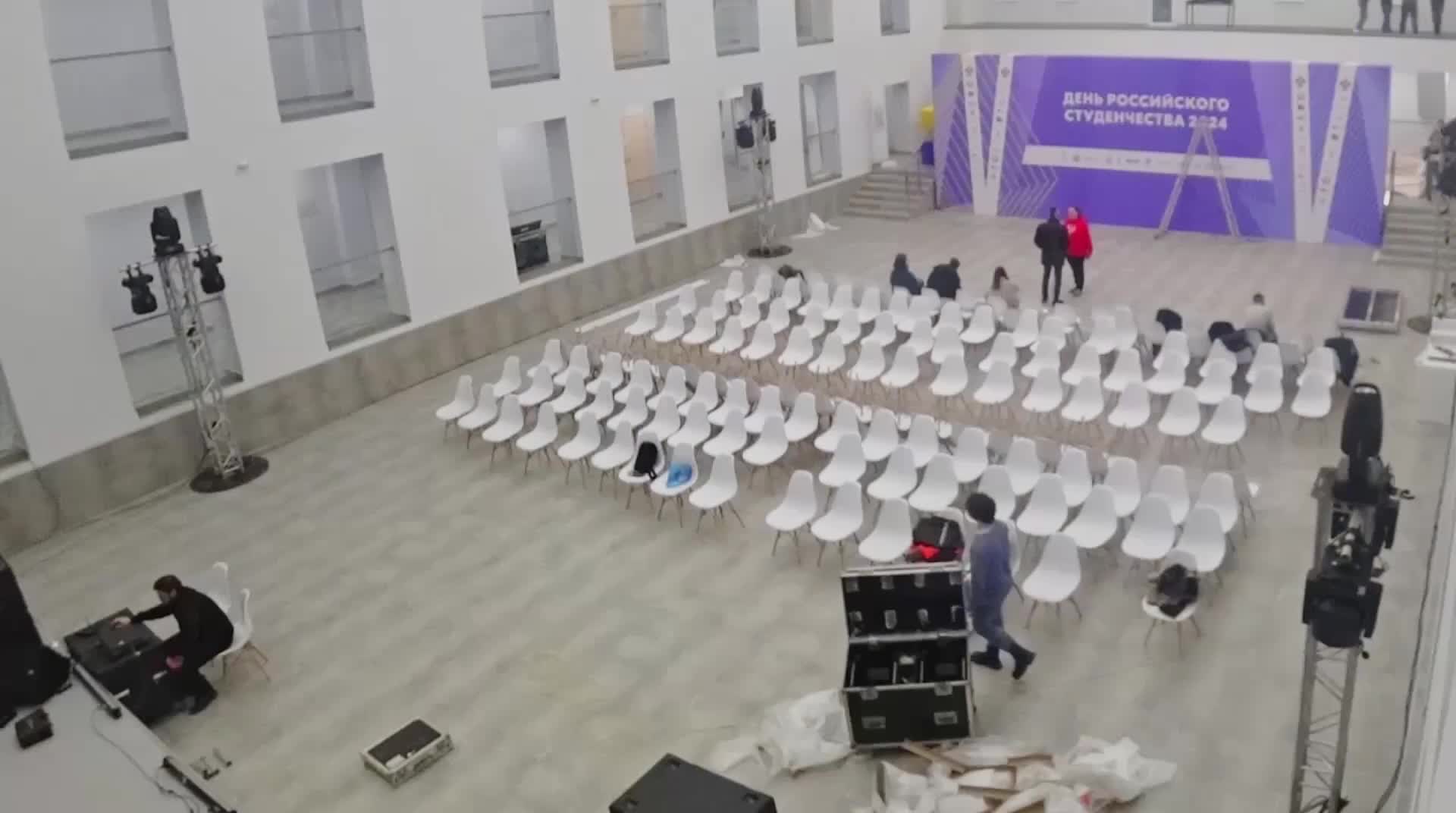 бег на дорожке. концертный зал с людьми. как народу много в зале. как народу много в зале. полный зал людей.