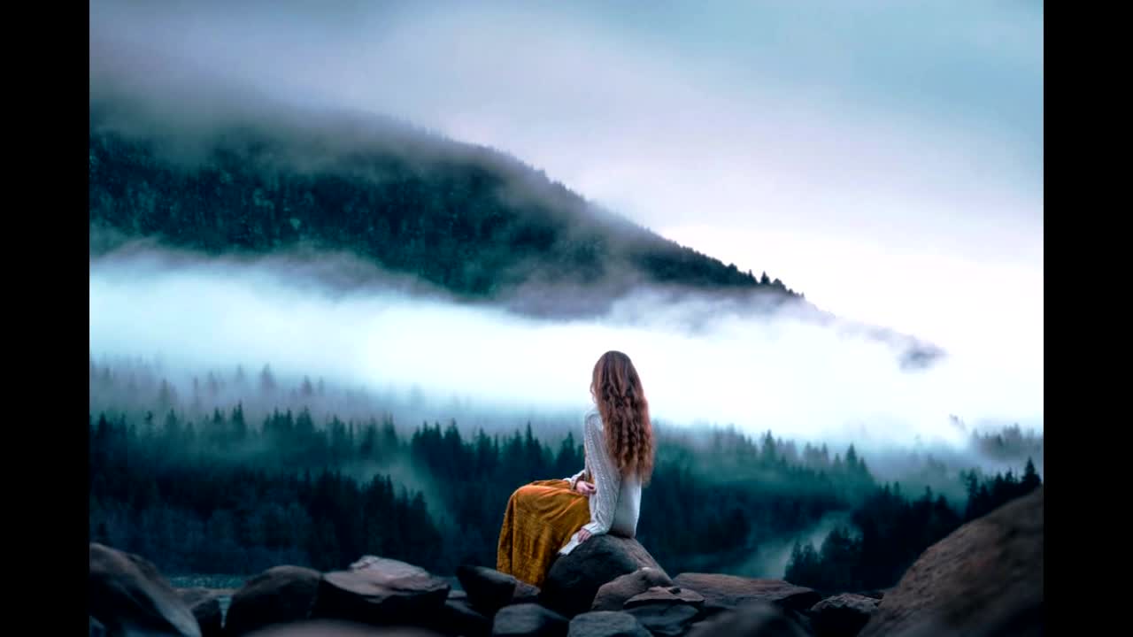 Человек медитирует в горах. Медитация на спокойствие и уверенность. Женщина сидит. Девушка медитирует. Умиротворение девушка.