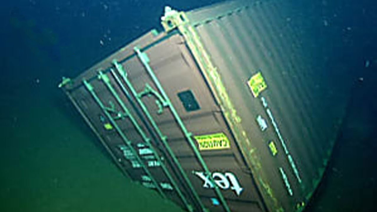 в контейнере с ребенком в океане. Ocean cleanup проект. мусор под водой. эван грин контейнеровоз. океанический контейнер.