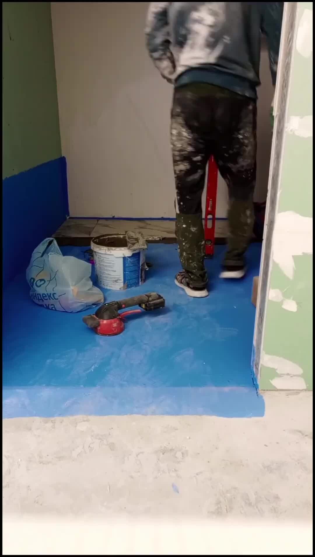 Укладчик плитки. Монтаж плитки на пол своими руками. Укладка плитки на пол в ванной. Плитка по диагонали на полу. Укладка плитки на пол первый ряд.