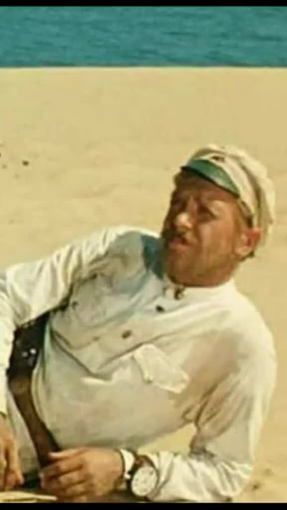 яркая луна. она была огромным солнцем. девушка со спины. идущий к солнцу. она была огромным солнцем.