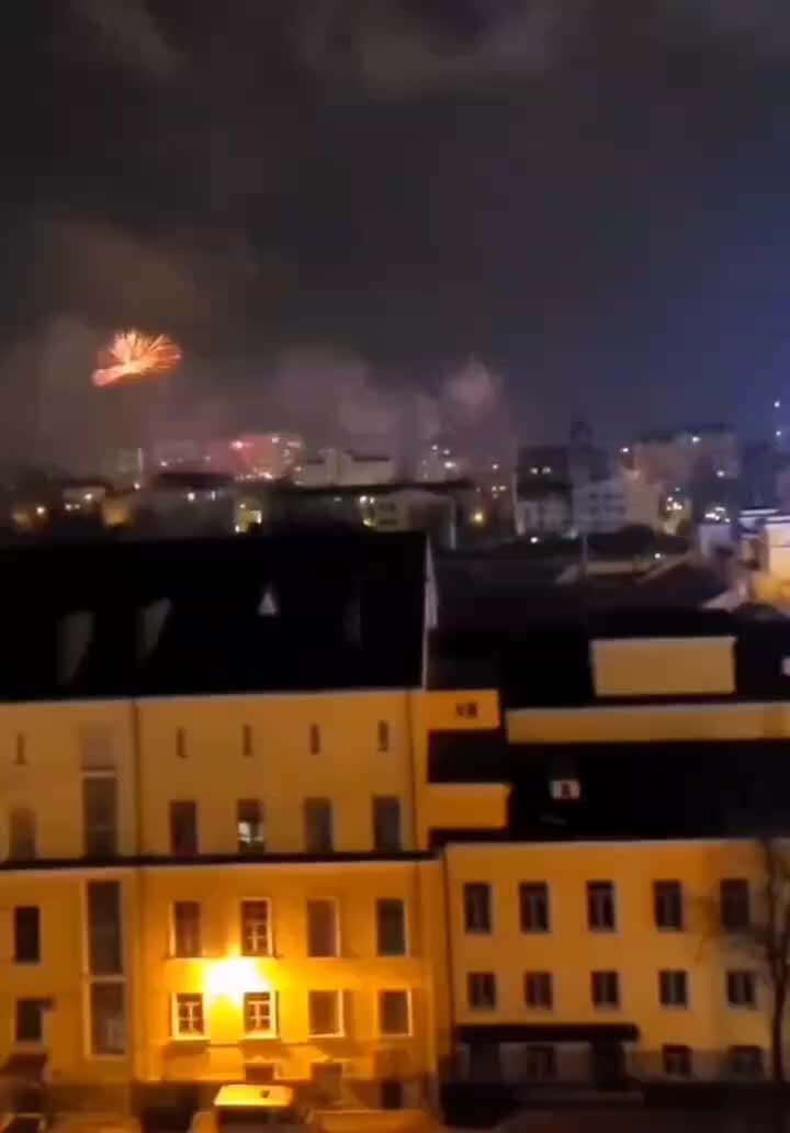 новогодняя ночь фейерверк. почему запускают салют в новый год. новый год салют. почему запускают салют в новый год. почему запускают салют в новый год.