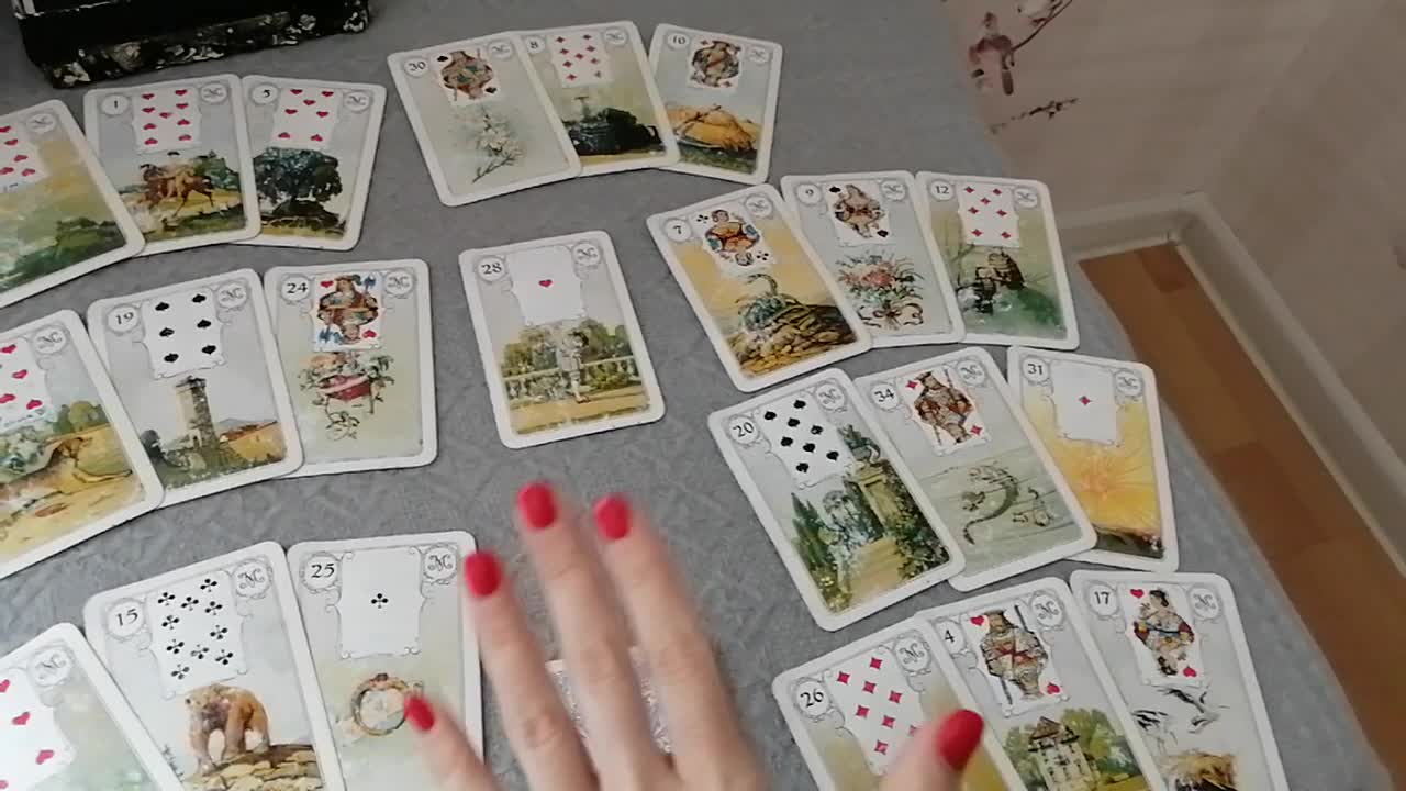 девушки гадают. девушки гадают в современном мире. карты таро на черном фоне. белая ведьма. девушка с магическим шаром.