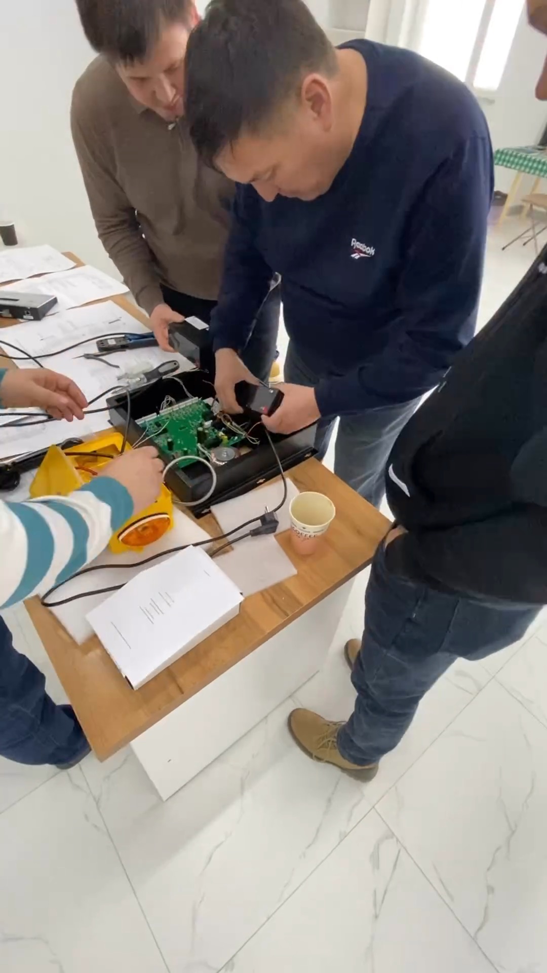 Монтаж пожарной сигнализации. Монтажников 18/4. Красивый интерьер офиса. Ул монтажников 1 краснодар. Монтажник в офисе.