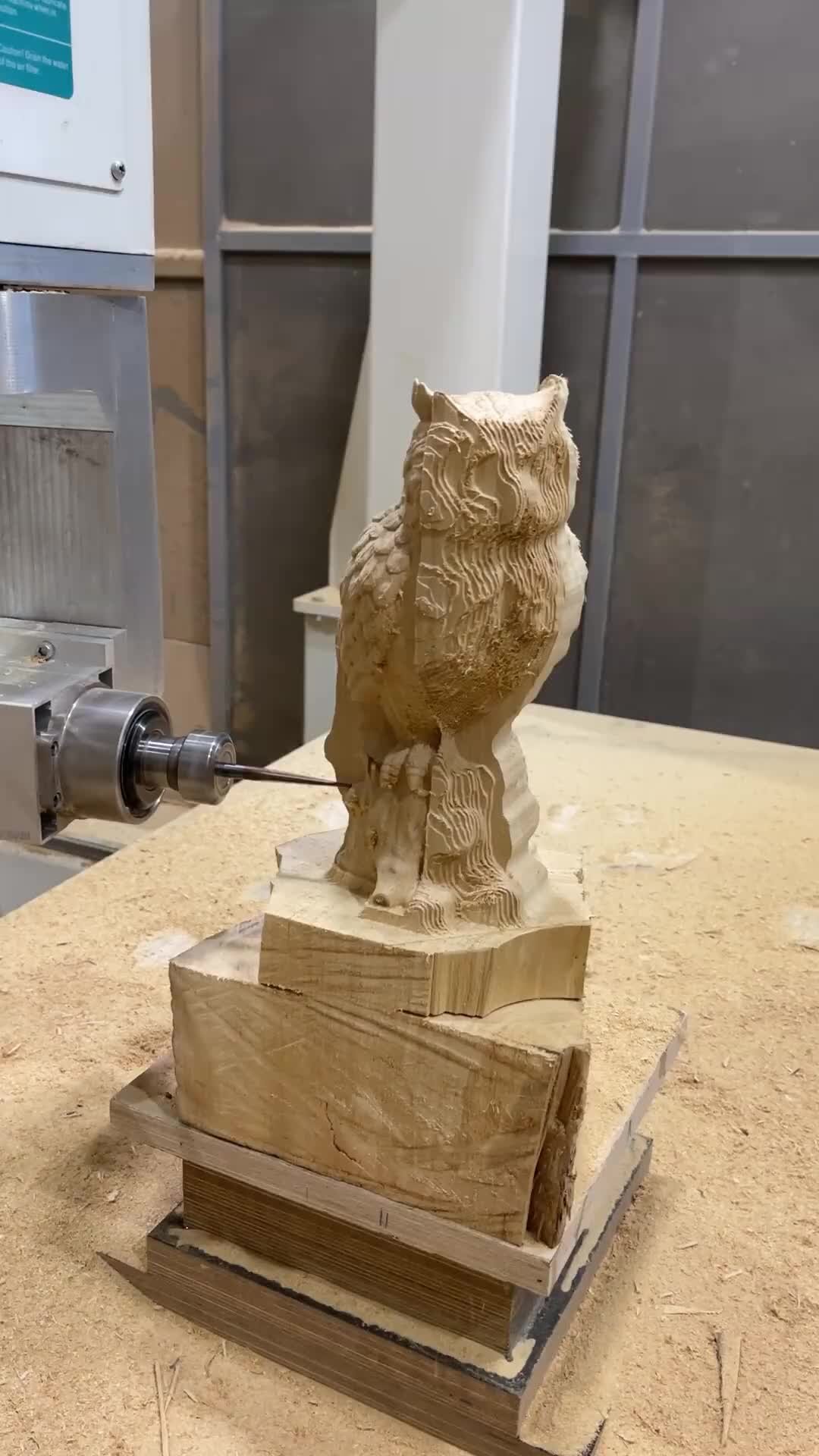 Завод Форм | Статуя совы изготовлена из массива дерева на пятиосевом ...