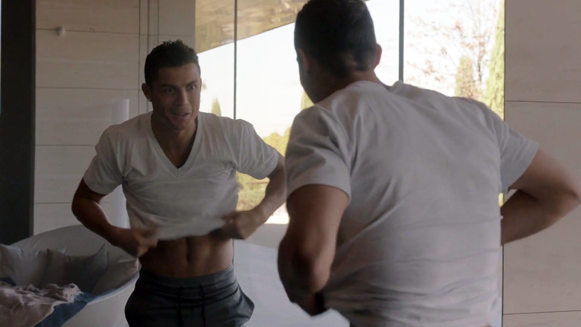 Футбол месси и роналду. Криштиану роналду разбил лицо. Криштиану роналду последний матч. Роналду поменялся местами. 2009 ronaldo ozbekiston.