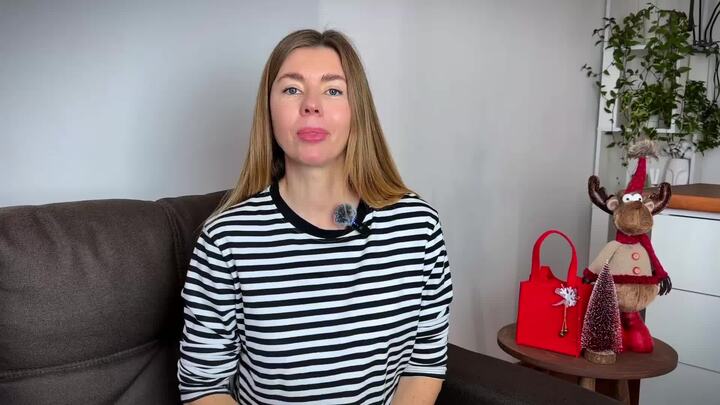 Фон для рекламы одежды. Семья с покупками. Одежда и обувь. Надпись можно все. Покупатели в магазине одежды.