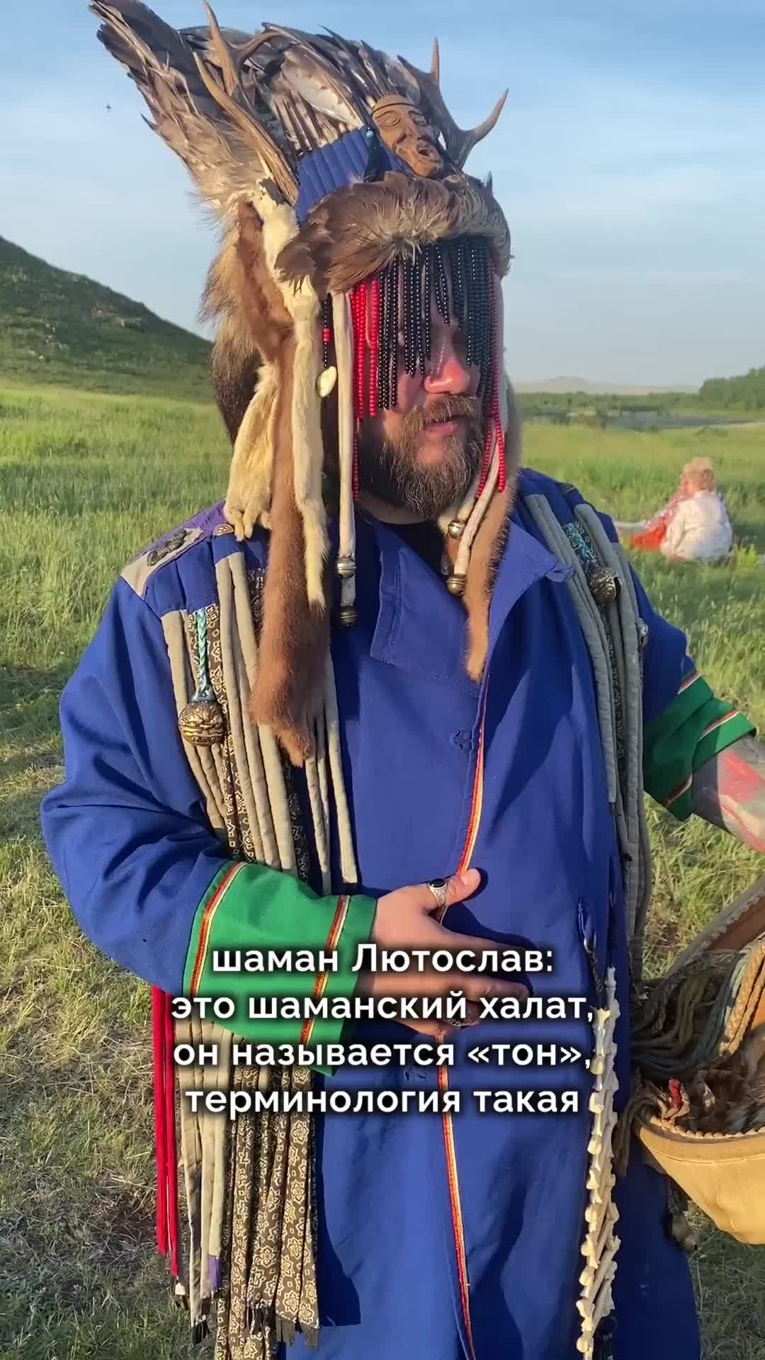 Семья в маленькой квартире. Фон для презентации вредные привычки. Человек со смартфоном. Друзья проводят время вместе. Пикник на природе.