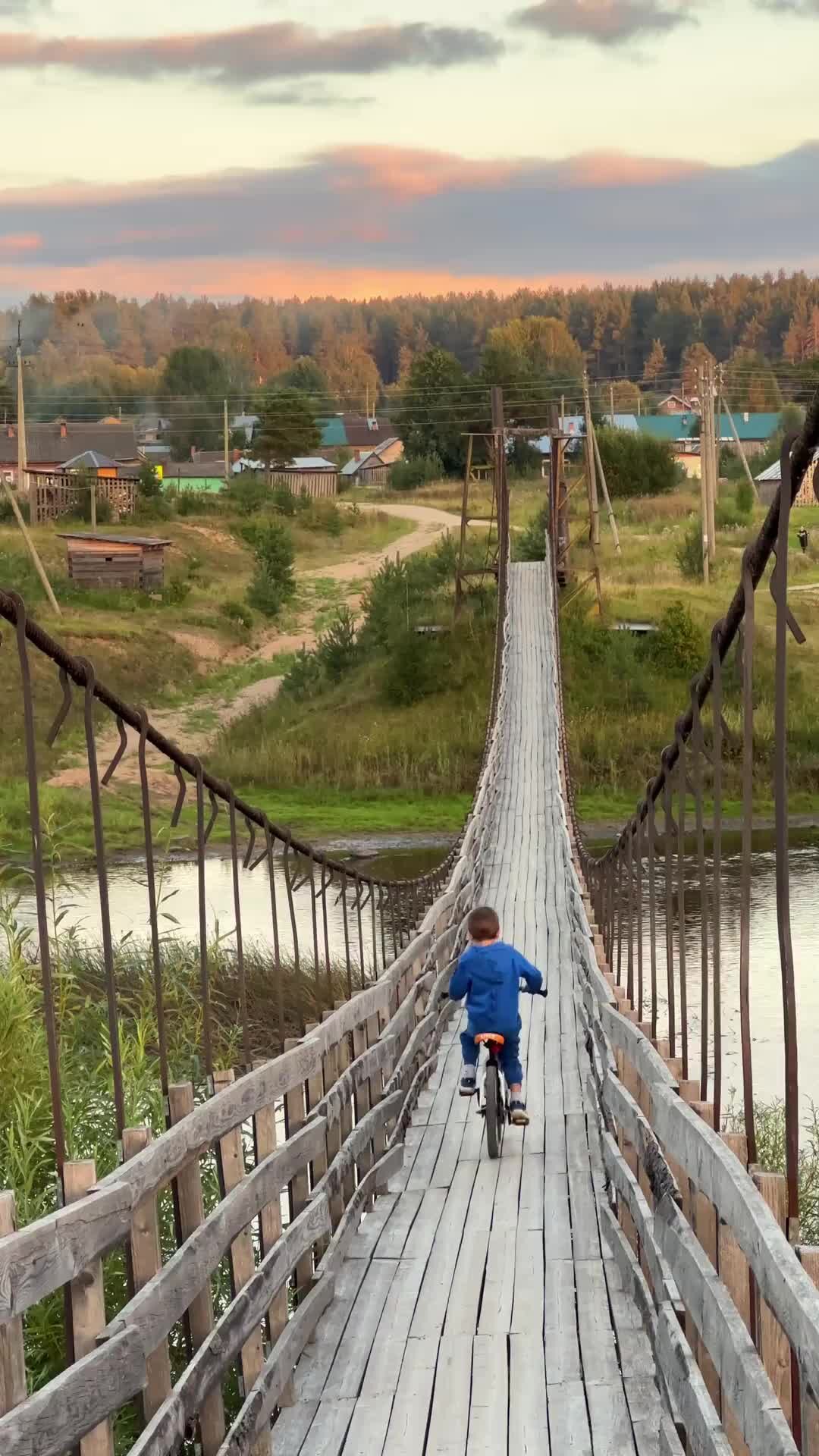 Дзен эх жизнь удивительна. Наб Челны мост мелекескм бабушка спрыгеула с моста. Мост через реку Алтай из бревен туристка утонула. Мост через реку Алтай туристка из Санкт-Петербурга.