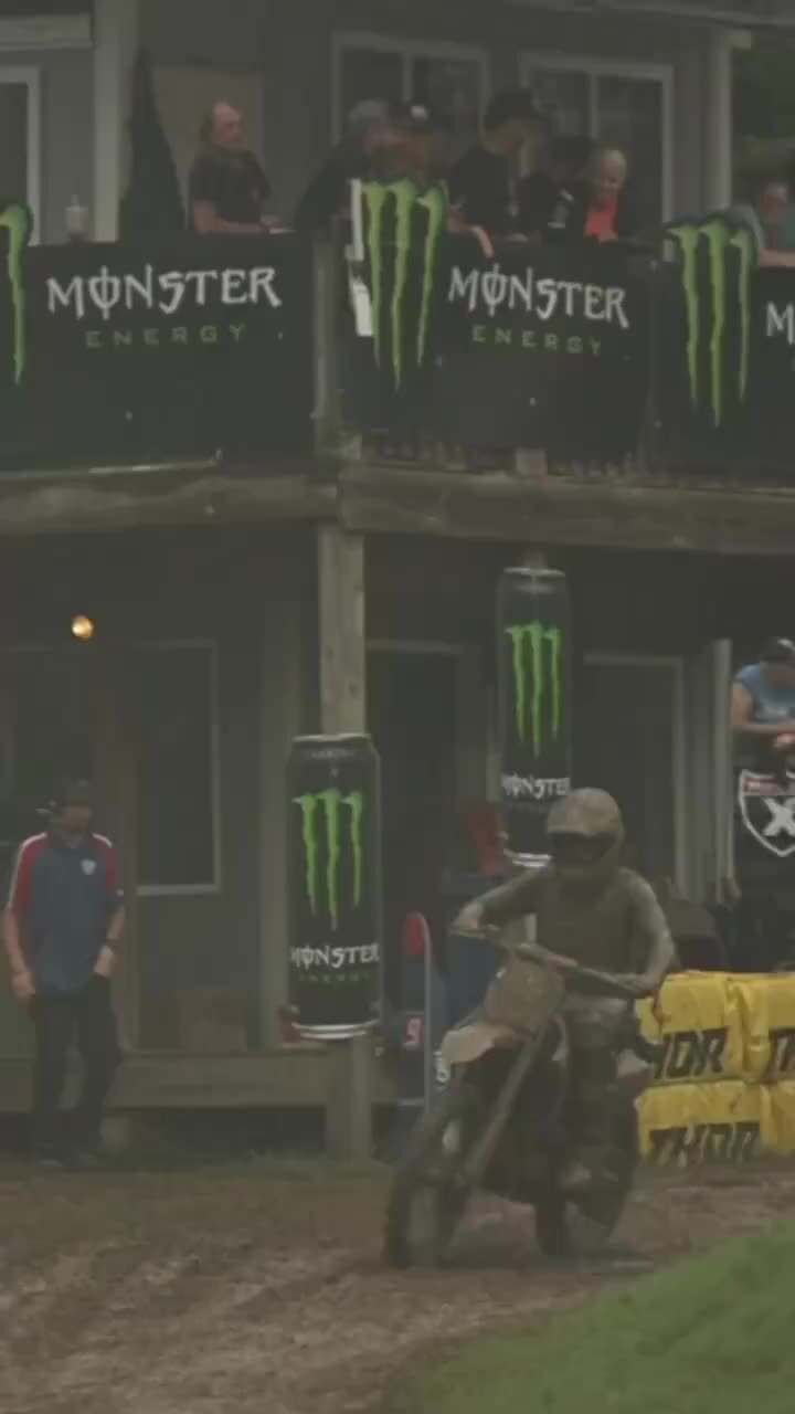 мото братство. крутой байкер. мотоциклы и праздник. фото с днем мотоциклиста. много мотоциклистов.