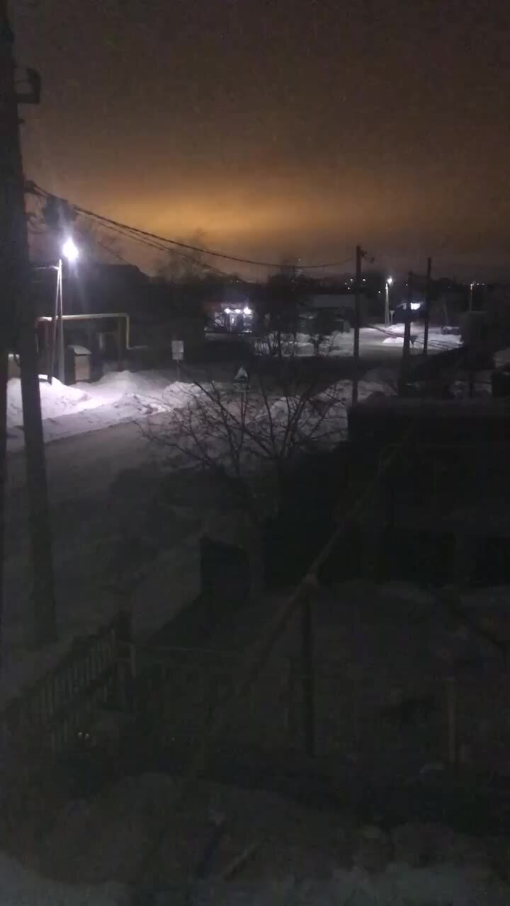 первый человек в деревне. первый человек в деревне. бабушки на скамейке в деревне. люди в деревне. бабушка в деревне.