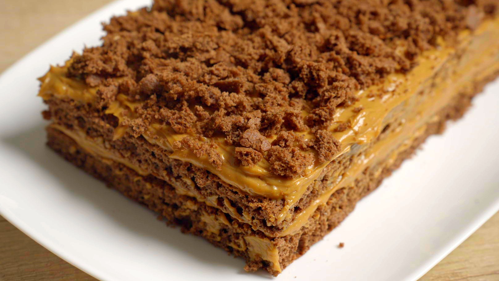 шоколадный бисквит со сгущенкой и орехами. бисквитный торт. шоколадный бисквит с кремом из сгущенки. рецепт шоколадного торта с сгущенкой. шоколадный торт со сгущенкой.