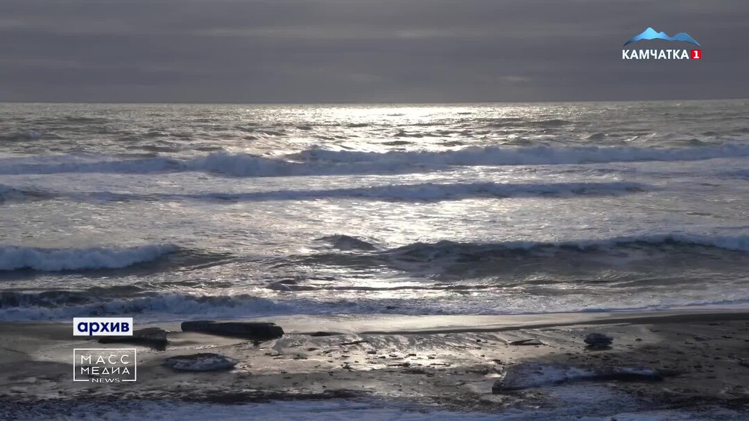 в одном прекрасном месте на берегу. девушка сидит на камнях у моря. девушка на природе. мужчина у реки. пляж ночью.