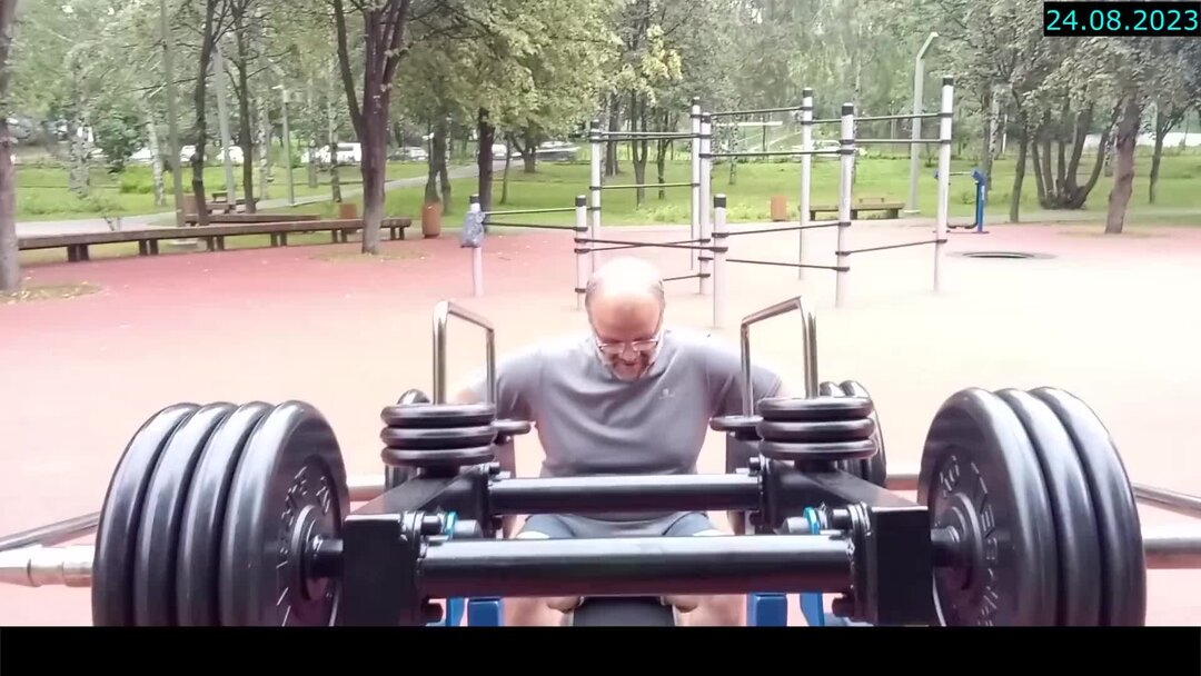 аниме парень в автобусе. сон сидеть на плечах. парочка в автобусе. парень лежит на коленях у девушки. сон сидеть на плечах.