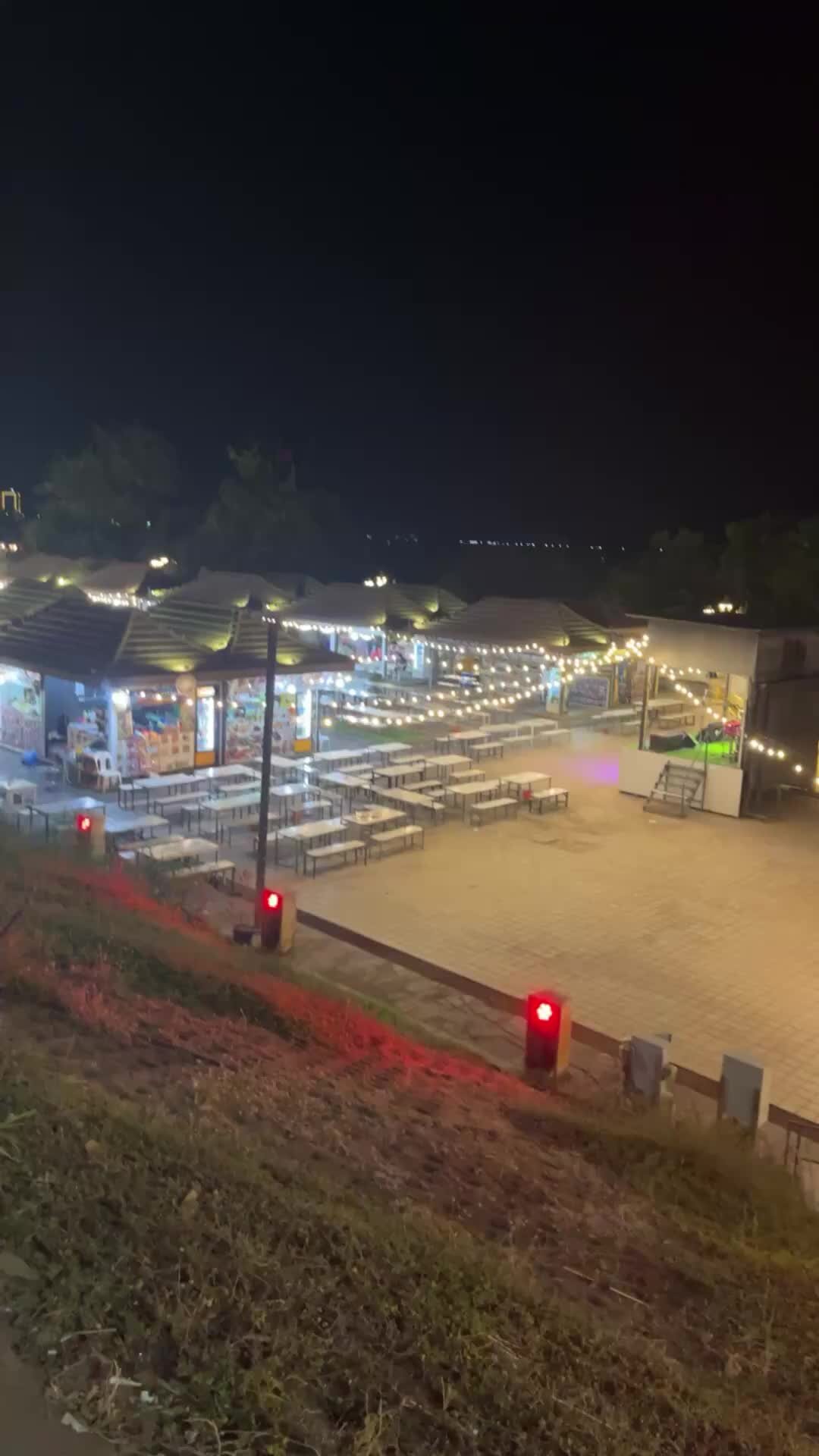 Жизненные картинки. Жизни без нее человек не. Жизни без нее человек не. Мужчина и женщина со спины. Жить без любви.