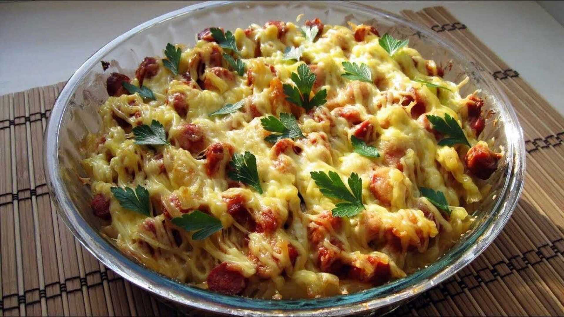 Макароны с овощами в духовке. Запеканка с макаронами и колбасой и сыром в духовке. Макароны с сыром и колбасой. Спагетти с сосисками в духовке. Макароны с сыром и сосисками.